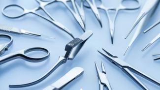 Reducing infection risk when cleaning surgical instruments 